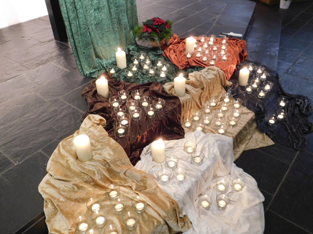 Kerzen vor einem Altar.